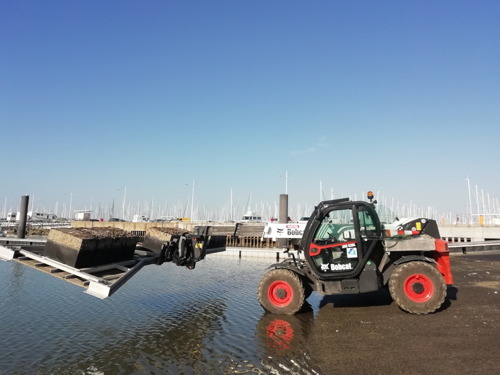 T35.105, Bobcat telescopic handler, at work